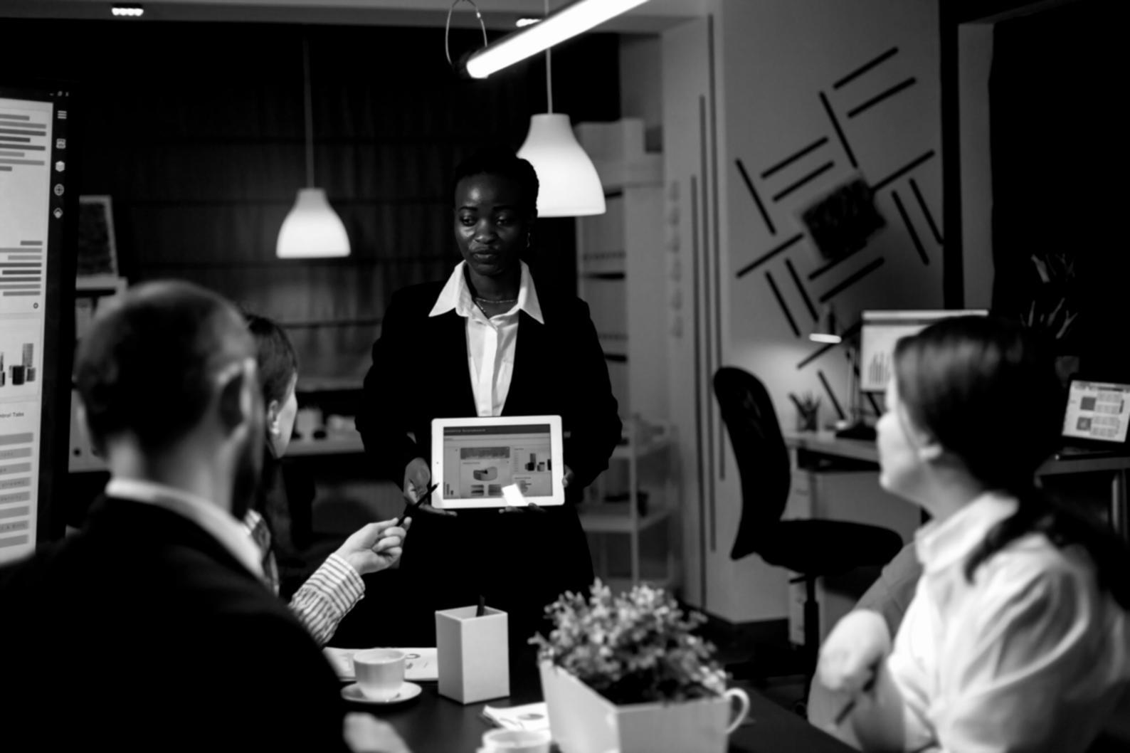 Estudiante trabajando con diferentes métodos de aprendizaje en un espacio moderno